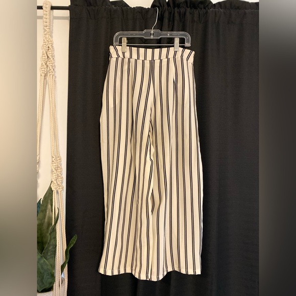 Boohoo capri pants White with black stripes. Size unknown, fits like US2 or US4 - Picture 2 of 4